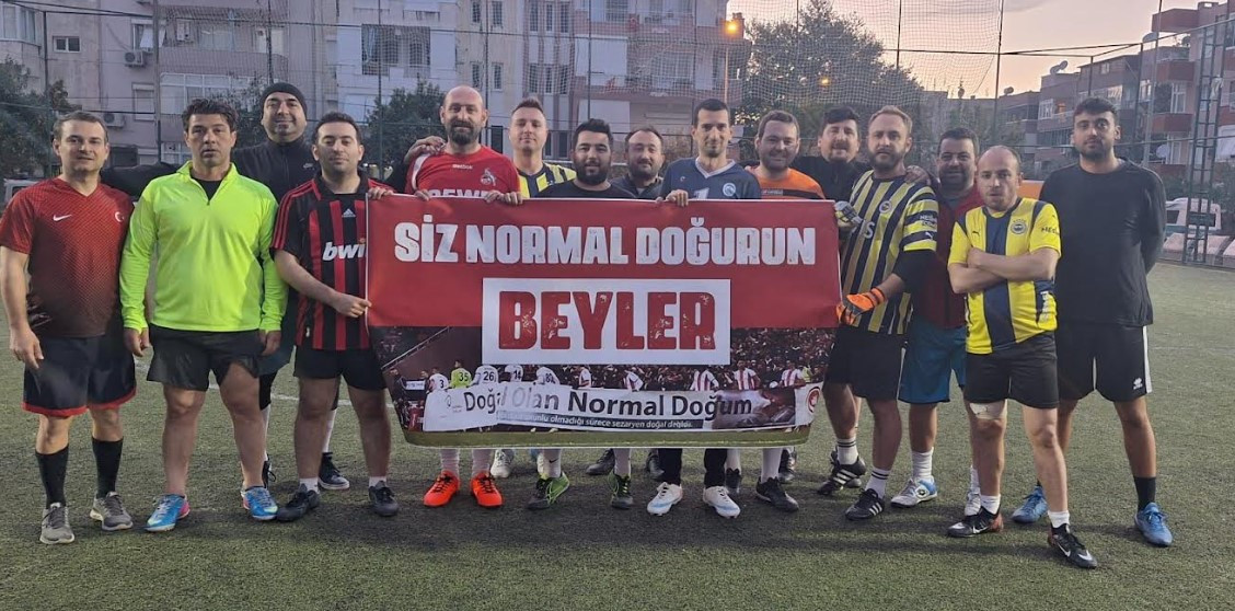 Belediye Çalışanlarından Anlamlı Dostluk Maçı: “SİZ NORMAL DOĞURUN BEYLER” pankartıyla mesaj verdiler