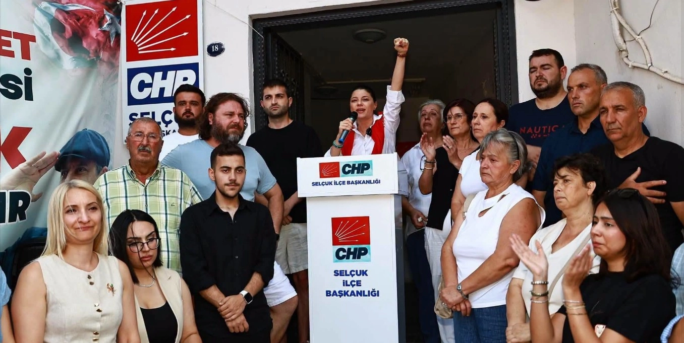 CHP Efes Sel&ccedil;uk &Ouml;rg&uuml;t&uuml; Toplu İstifasını A&ccedil;ıkladı: &ldquo;Kimse Umutsuzluğa Kapılmasın&rdquo;