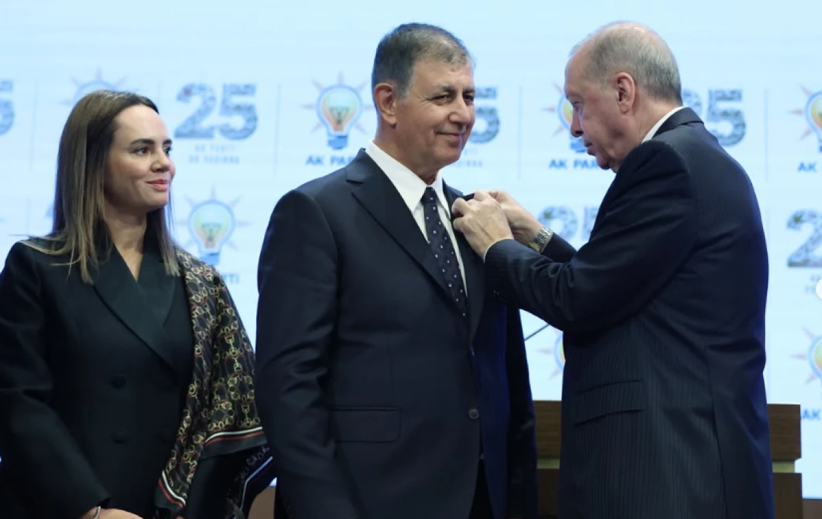 CHP'DEN SE&Ccedil;İLEN İZMİR B&Uuml;Y&Uuml;KŞEHİR BELEDİYE BAŞKANI CEMİL TUGAY AK PARTİ'YE KATILDI