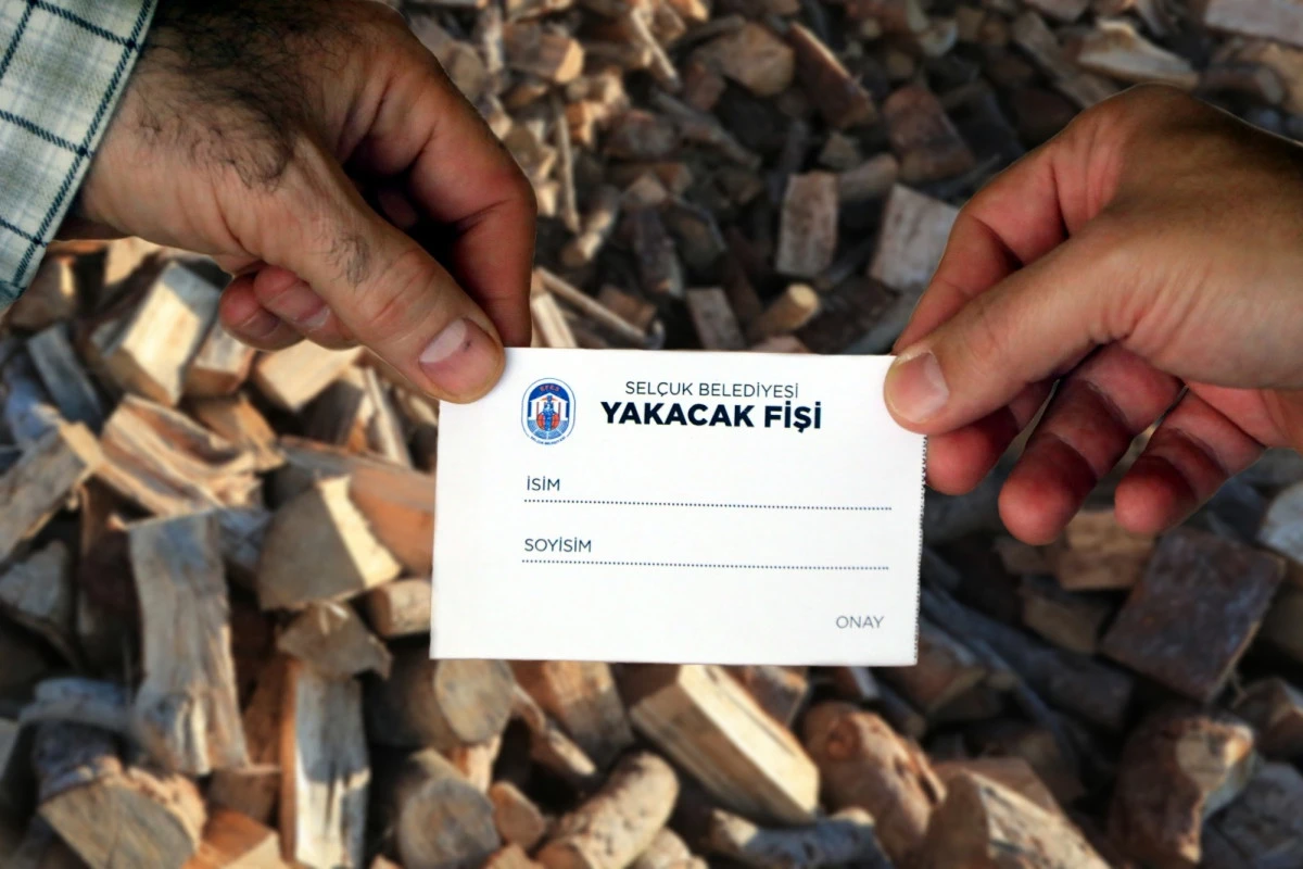 Efes Sel&ccedil;uk Belediyesi&rsquo;nden sosyal desteğe ihtiya&ccedil; duyan ailelere yakacak fişi desteği