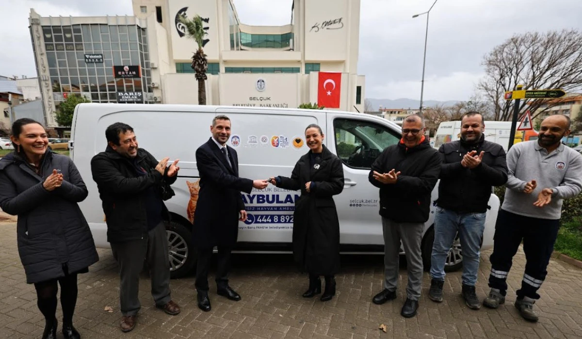 Efes Sel&ccedil;uk Belediyesi&rsquo;ne Hayvan Ambulansı Bağışı