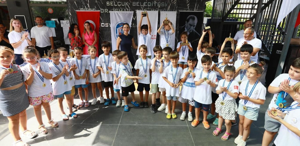 EFES SELÇUK’TA GURUR TABLOSU: EFES'İN ÇOCUKLARI SATRANÇ TURNUVASI TAMAMLANDI