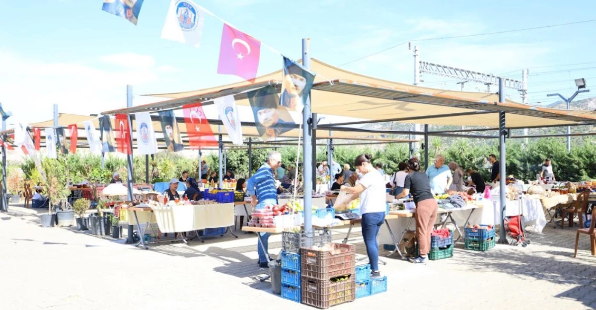 Efes Tarlası Yaşam Köyü Üretici Pazarında doğal ürünlere yoğun ilgi