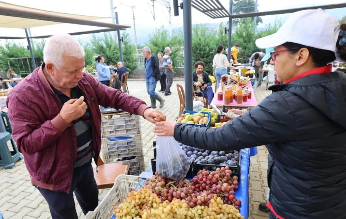 Efes Tarlası Yaşam Köyü’nde Üretici Pazarı açıldı