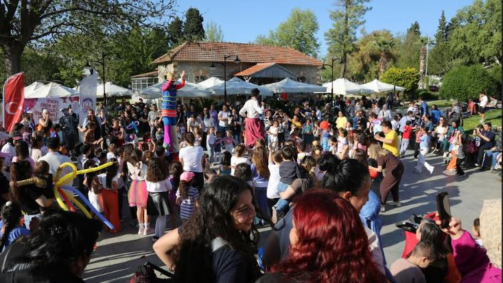 İzmir Çocuk ve Gençlik Tiyatroları Festivali Efes Selçuk’ta Renkli Görüntülere Sahne Oldu