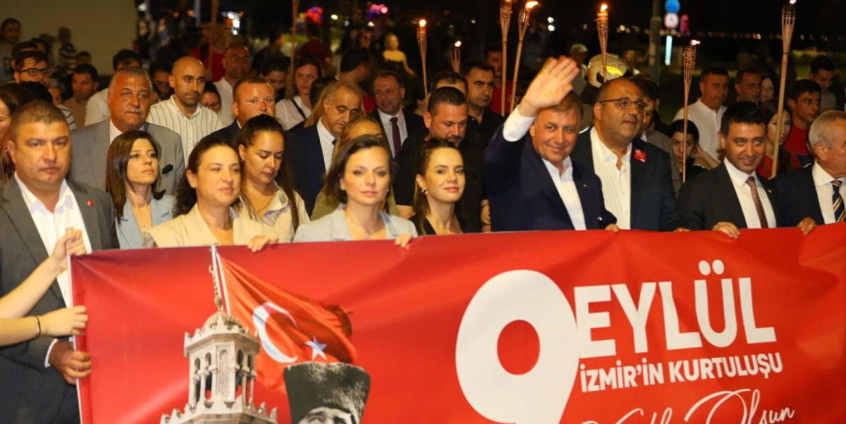 İzmir Marşı sokaklarda yankılandı