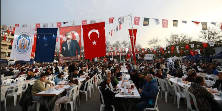 Kadir Gecesi’nde Efes Selçuk’ta dayanışma ve kardeşlik sofrası kuruldu