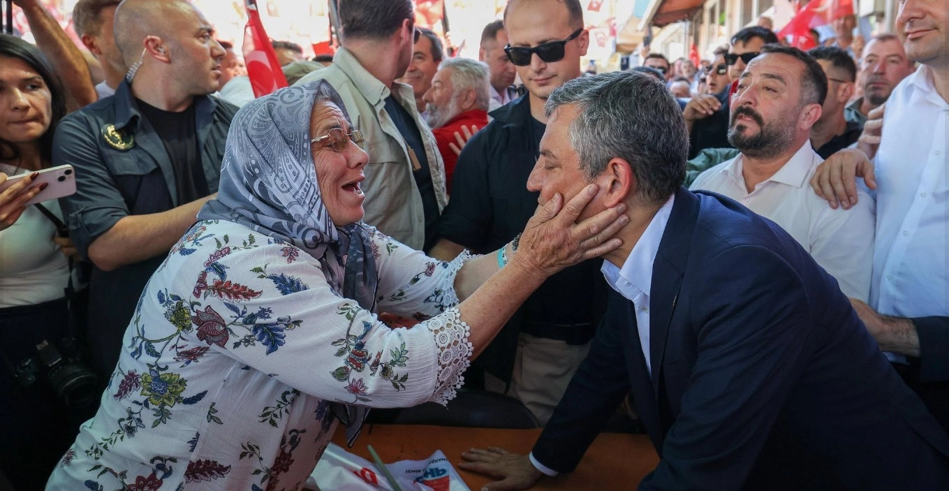 CHP Lideri &Ouml;zg&uuml;r &Ouml;zel İzmir&rsquo;de yurttaşlarla buluştu