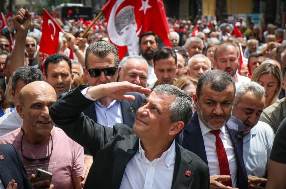 &Ouml;ZG&Uuml;R &Ouml;ZEL&rsquo;DEN CHP GRUBU&rsquo;NA VEDA: "PARTİNİN ADI DEĞİŞİR AMA BİZİ B&Ouml;LEMEZLER!"