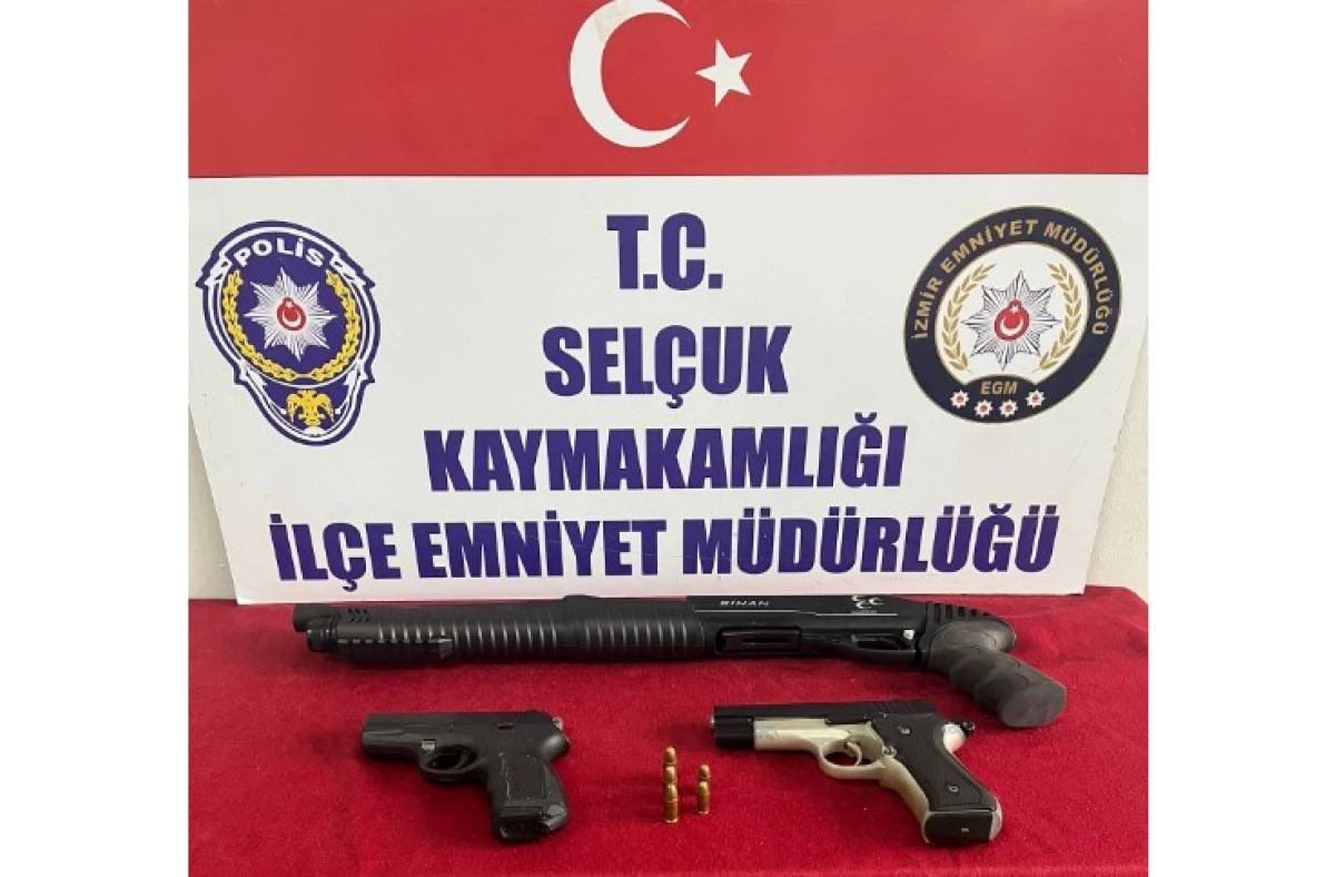  Selçuk’ta 2 Adet Tabanca,1 Adet Tüfek Ele geçirildi.                 