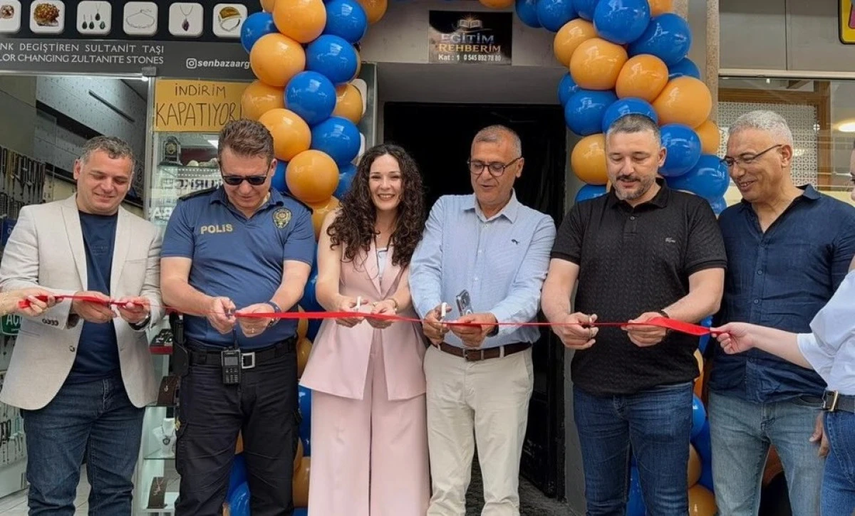 Sel&ccedil;uk&rsquo;ta Eğitimde Yeni D&ouml;nem: "Eğitim Rehberim" Hizmete A&ccedil;ıldı
