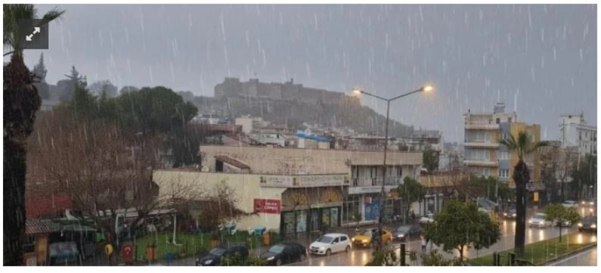 Efes Sel&ccedil;uk'ta Şiddetli Yağış ve Fırtına Alarmı