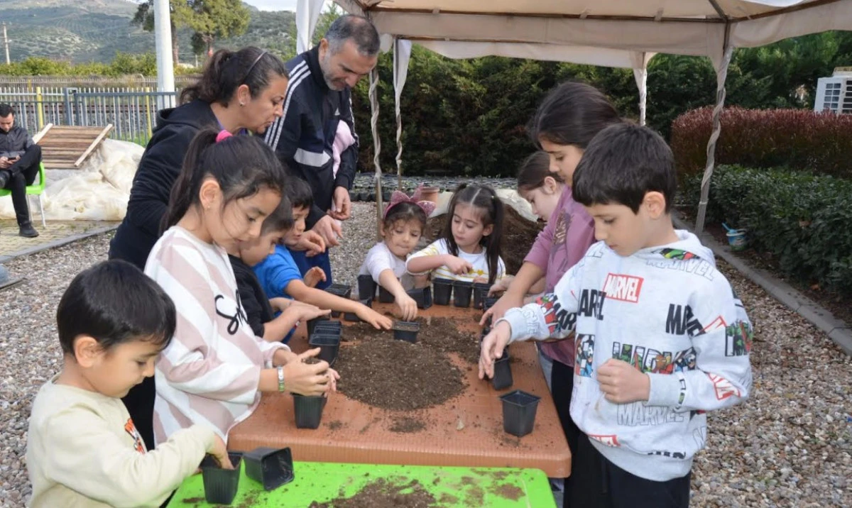  &Uuml;retici Pazarında &ccedil;ocuklara tohum, ailelerine sirke yapım at&ouml;lyesi